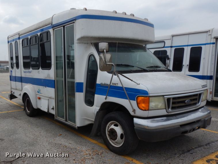 image for item DM2936 2006 Ford E350 Super Duty  shuttle bus