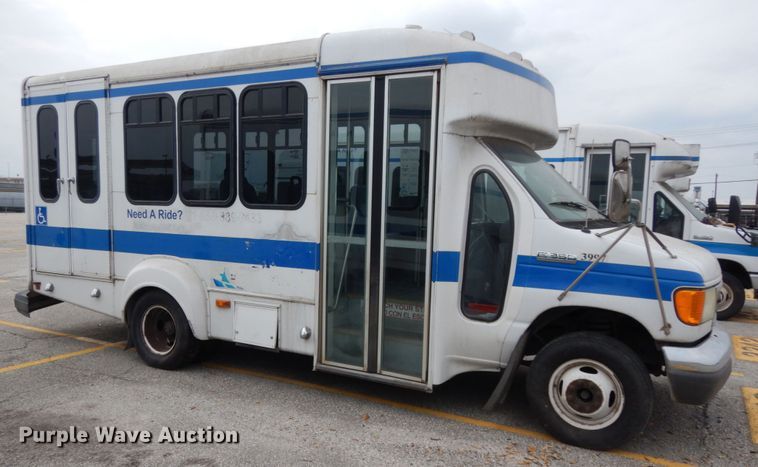 image for item DM2936 2006 Ford E350 Super Duty  shuttle bus
