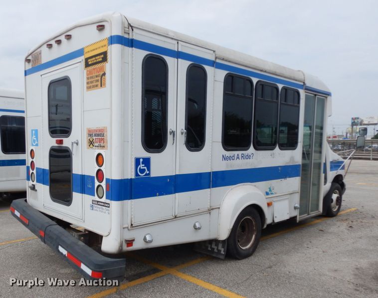 image for item DM2936 2006 Ford E350 Super Duty  shuttle bus