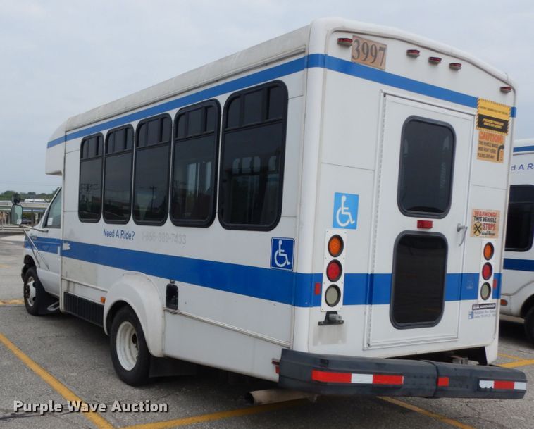 image for item DM2936 2006 Ford E350 Super Duty  shuttle bus
