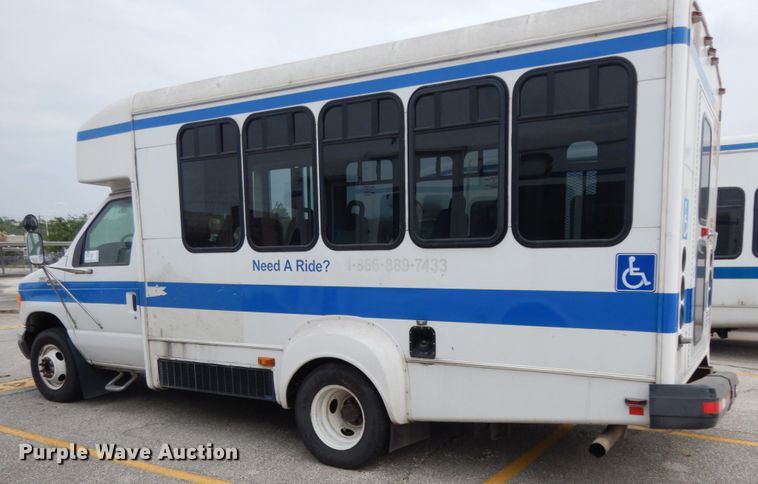 image for item DM2936 2006 Ford E350 Super Duty  shuttle bus