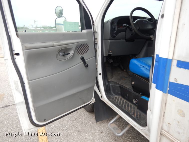 image for item DM2936 2006 Ford E350 Super Duty  shuttle bus