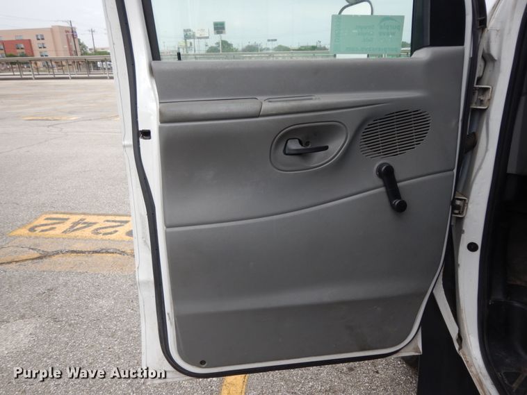 image for item DM2936 2006 Ford E350 Super Duty  shuttle bus