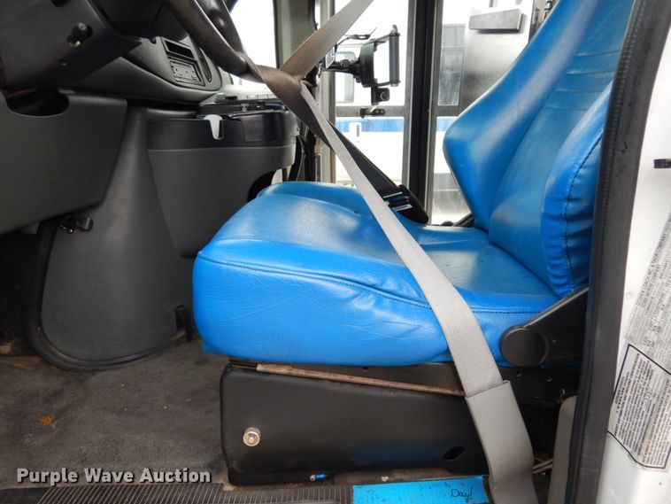 image for item DM2936 2006 Ford E350 Super Duty  shuttle bus