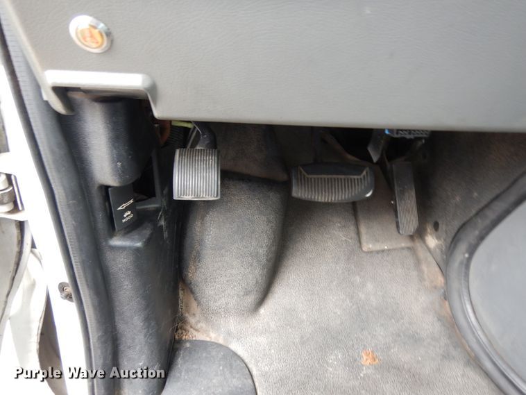 image for item DM2936 2006 Ford E350 Super Duty  shuttle bus