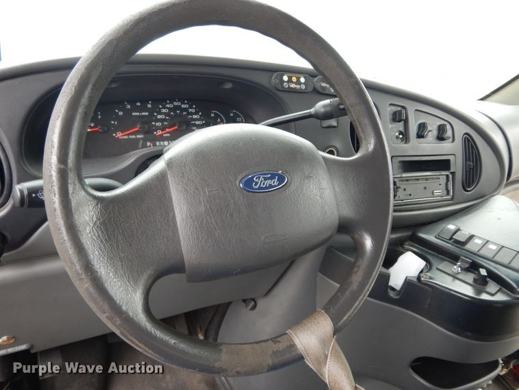 image for item DM2936 2006 Ford E350 Super Duty  shuttle bus