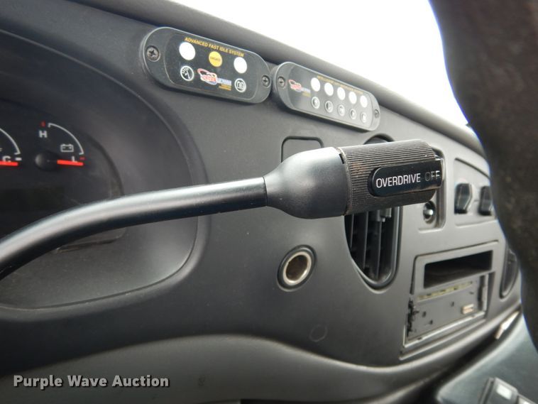 image for item DM2936 2006 Ford E350 Super Duty  shuttle bus