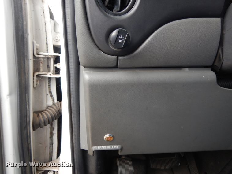 image for item DM2936 2006 Ford E350 Super Duty  shuttle bus