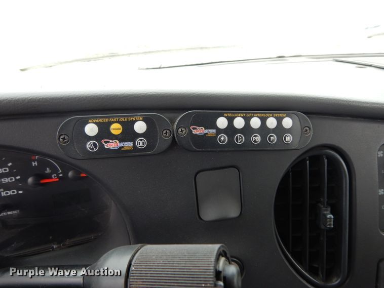 image for item DM2936 2006 Ford E350 Super Duty  shuttle bus