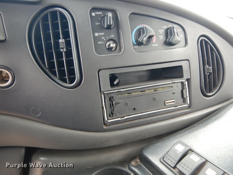 image for item DM2936 2006 Ford E350 Super Duty  shuttle bus