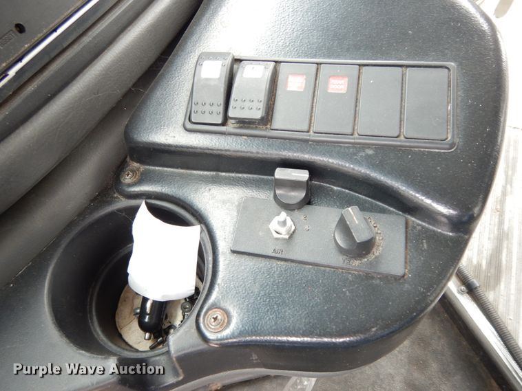 image for item DM2936 2006 Ford E350 Super Duty  shuttle bus