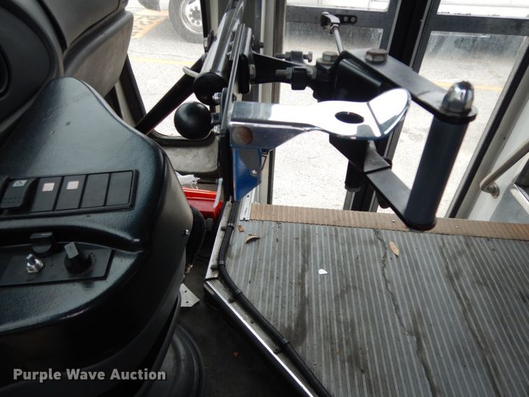 image for item DM2936 2006 Ford E350 Super Duty  shuttle bus