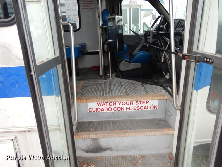 image for item DM2936 2006 Ford E350 Super Duty  shuttle bus