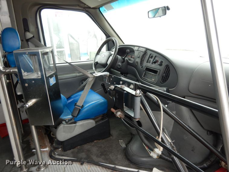 image for item DM2936 2006 Ford E350 Super Duty  shuttle bus