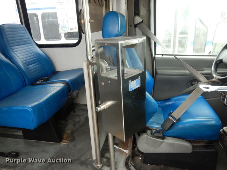 image for item DM2936 2006 Ford E350 Super Duty  shuttle bus