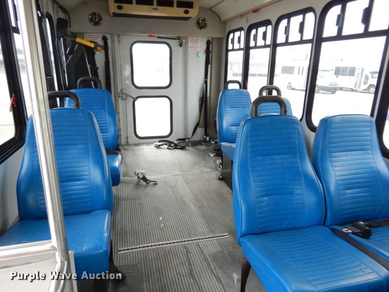 image for item DM2936 2006 Ford E350 Super Duty  shuttle bus