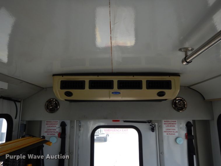 image for item DM2936 2006 Ford E350 Super Duty  shuttle bus