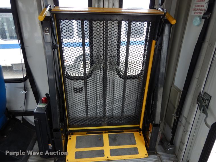 image for item DM2936 2006 Ford E350 Super Duty  shuttle bus