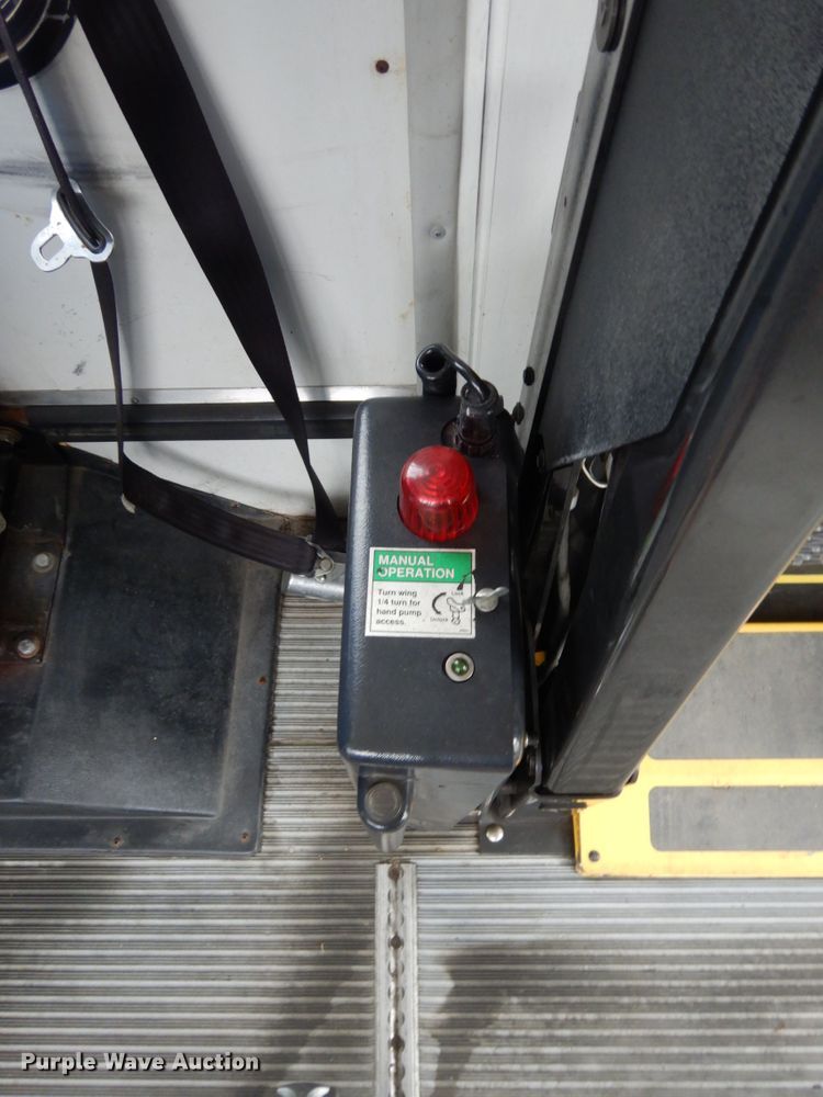 image for item DM2936 2006 Ford E350 Super Duty  shuttle bus