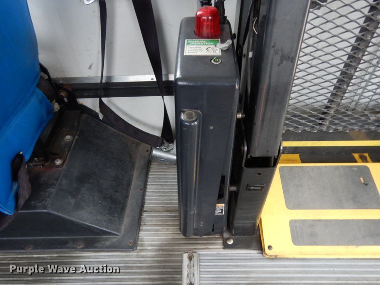 image for item DM2936 2006 Ford E350 Super Duty  shuttle bus