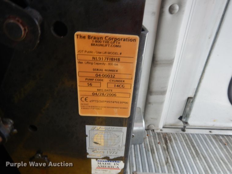 image for item DM2936 2006 Ford E350 Super Duty  shuttle bus