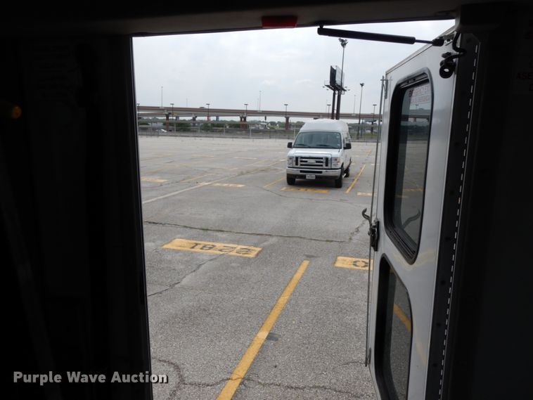 image for item DM2936 2006 Ford E350 Super Duty  shuttle bus
