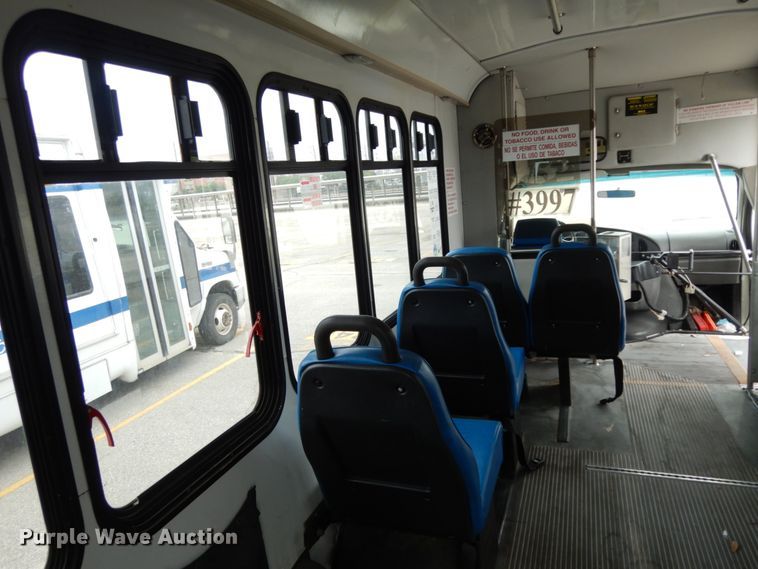 image for item DM2936 2006 Ford E350 Super Duty  shuttle bus