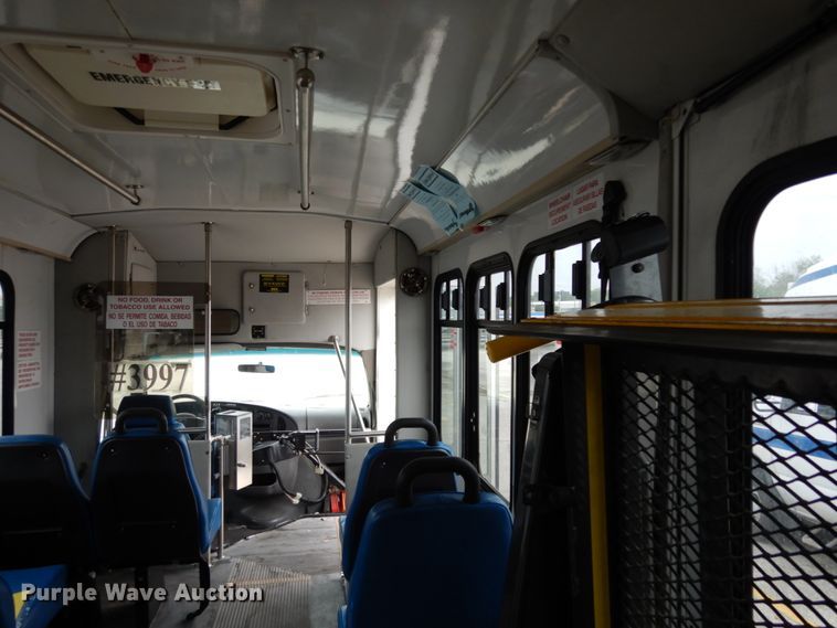 image for item DM2936 2006 Ford E350 Super Duty  shuttle bus