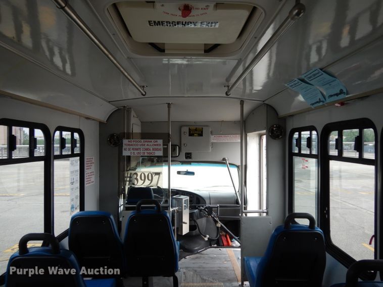 image for item DM2936 2006 Ford E350 Super Duty  shuttle bus