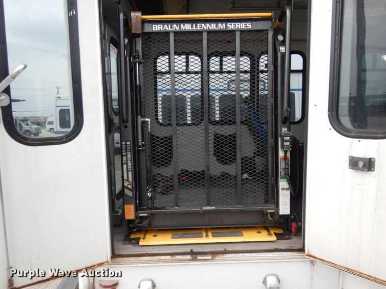 image for item DM2936 2006 Ford E350 Super Duty  shuttle bus