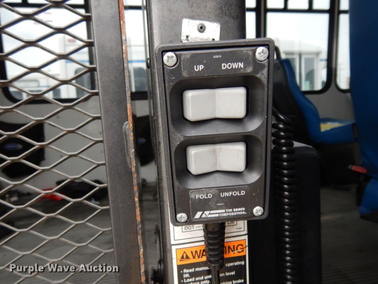 image for item DM2936 2006 Ford E350 Super Duty  shuttle bus