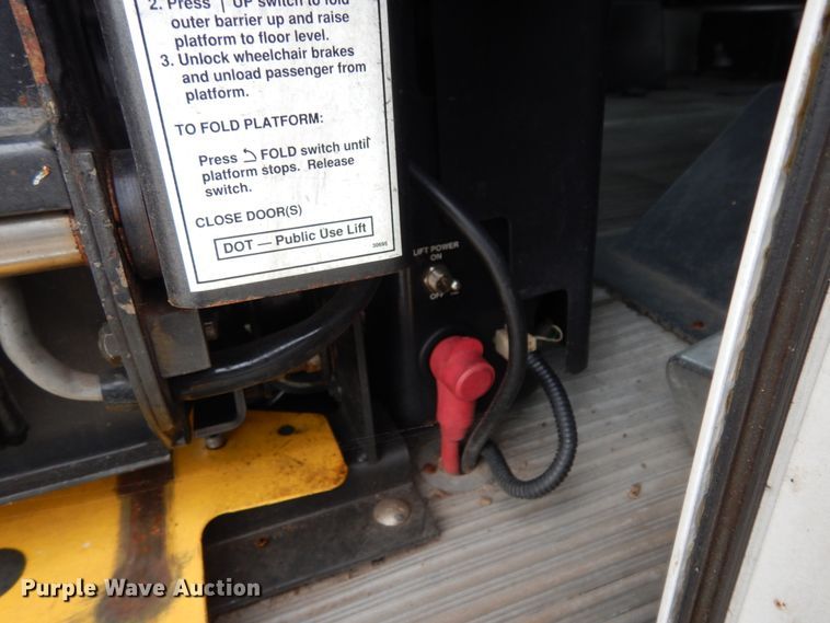 image for item DM2936 2006 Ford E350 Super Duty  shuttle bus