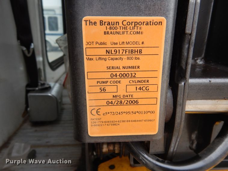 image for item DM2936 2006 Ford E350 Super Duty  shuttle bus