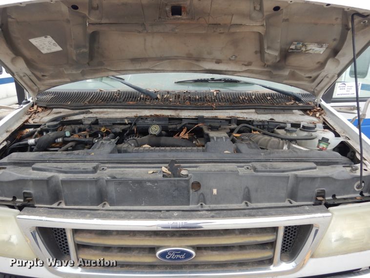 image for item DM2936 2006 Ford E350 Super Duty  shuttle bus