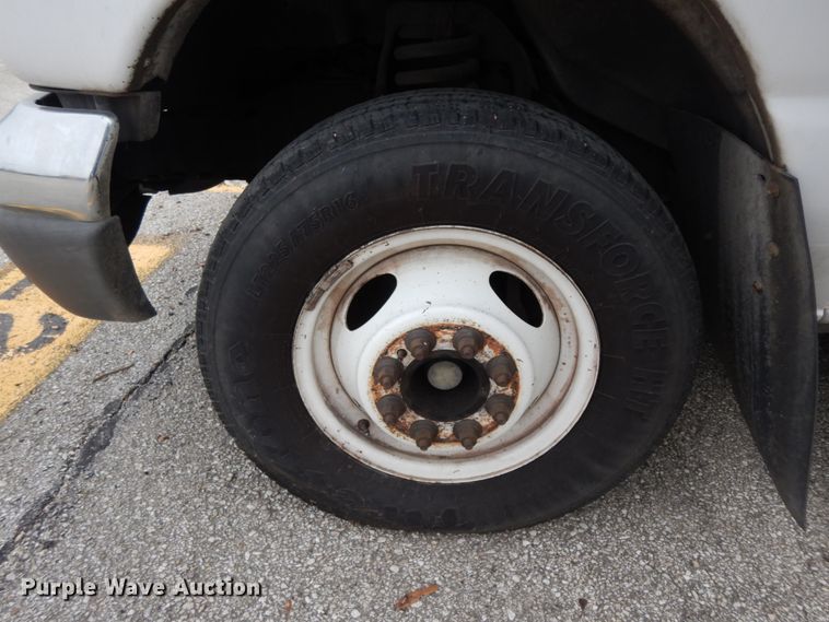 image for item DM2936 2006 Ford E350 Super Duty  shuttle bus