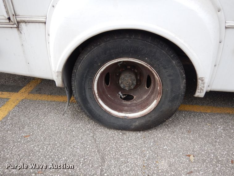 image for item DM2936 2006 Ford E350 Super Duty  shuttle bus