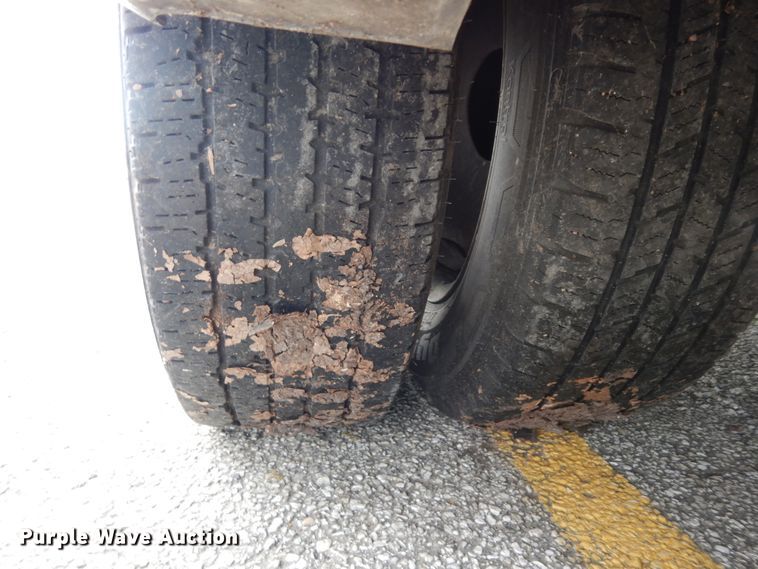 image for item DM2936 2006 Ford E350 Super Duty  shuttle bus