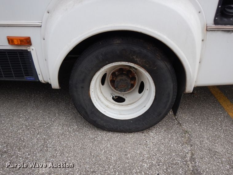 image for item DM2936 2006 Ford E350 Super Duty  shuttle bus