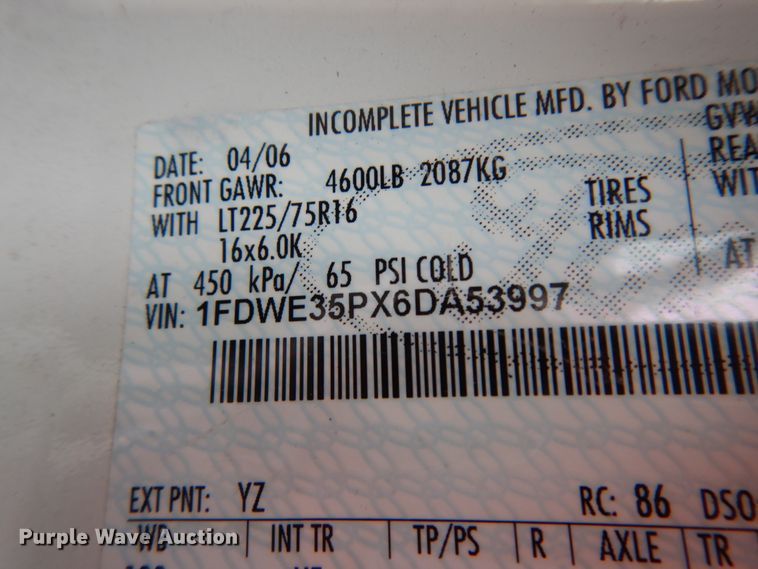 image for item DM2936 2006 Ford E350 Super Duty  shuttle bus