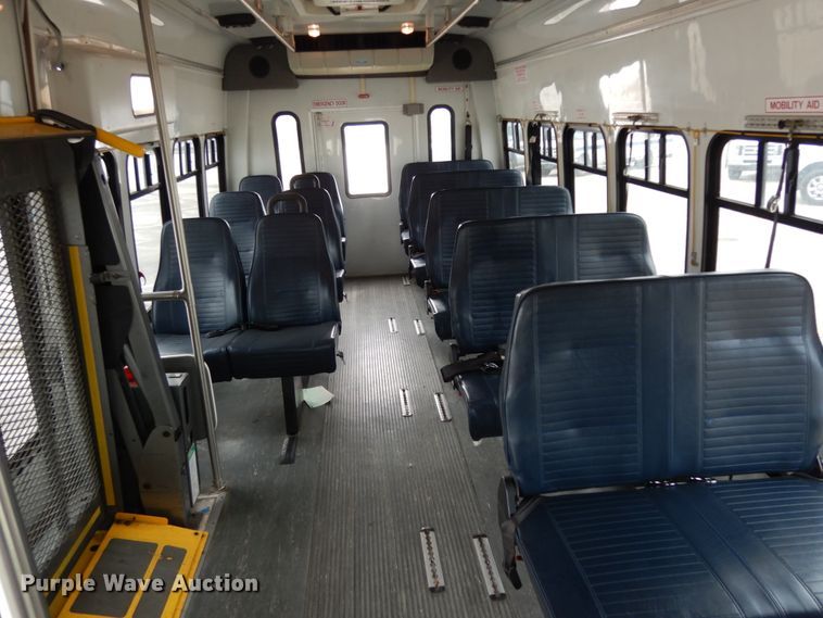 image for item DM2938 2009 Ford E450  shuttle bus