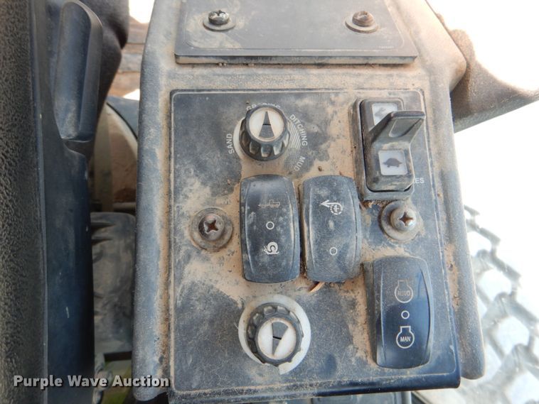 image for item DM3922 2011 John Deere 672G  motor grader