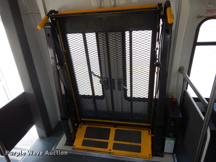 image for item DM6309 2009 Ford E450  shuttle bus