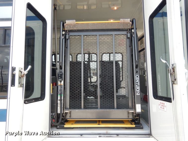 image for item DM6309 2009 Ford E450  shuttle bus