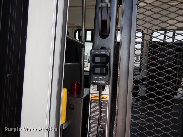 image for item DM6309 2009 Ford E450  shuttle bus