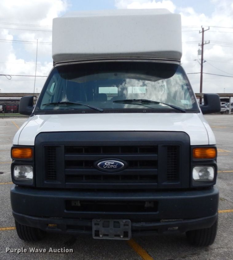 image for item DM6310 2009 Ford E350 Super Duty  shuttle bus