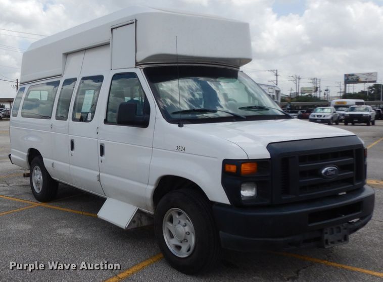 image for item DM6310 2009 Ford E350 Super Duty  shuttle bus
