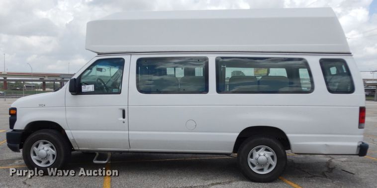 image for item DM6310 2009 Ford E350 Super Duty  shuttle bus