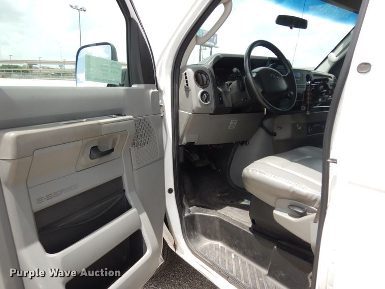 image for item DM6310 2009 Ford E350 Super Duty  shuttle bus