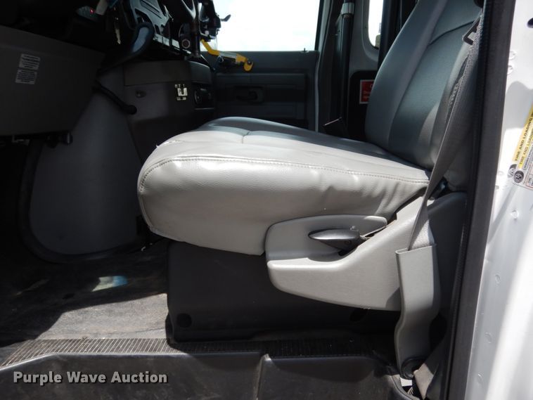 image for item DM6310 2009 Ford E350 Super Duty  shuttle bus