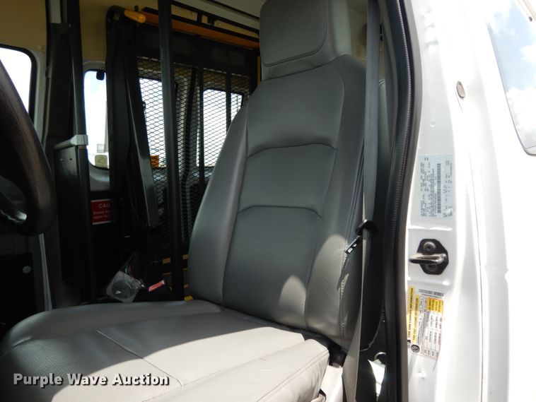 image for item DM6310 2009 Ford E350 Super Duty  shuttle bus